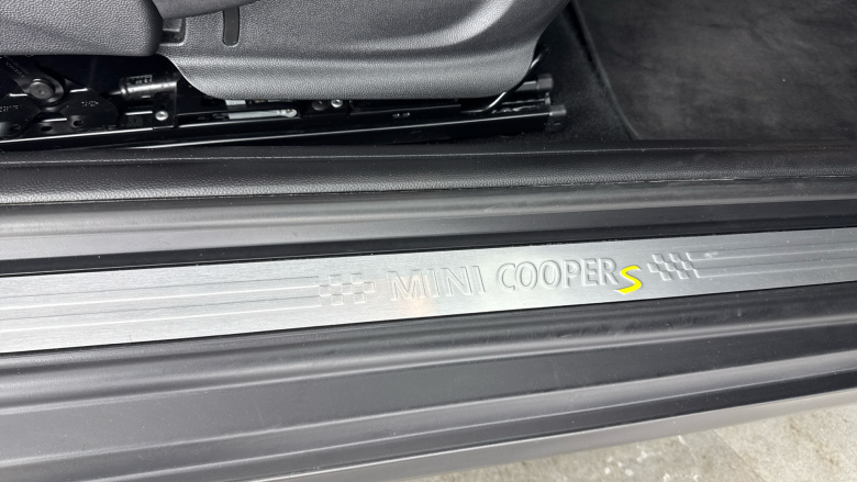 MINI Hatchback 135kW Cooper S Level 2 33kWh 3dr Auto Electric Hatchback